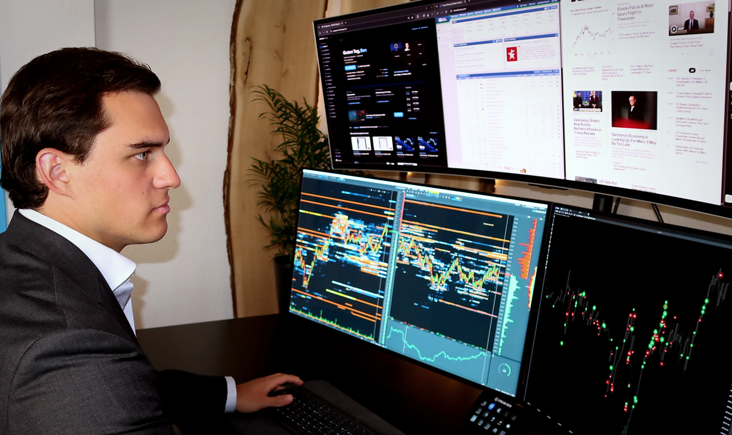 Benedikt Crolly seitlich an seinen Monitoren