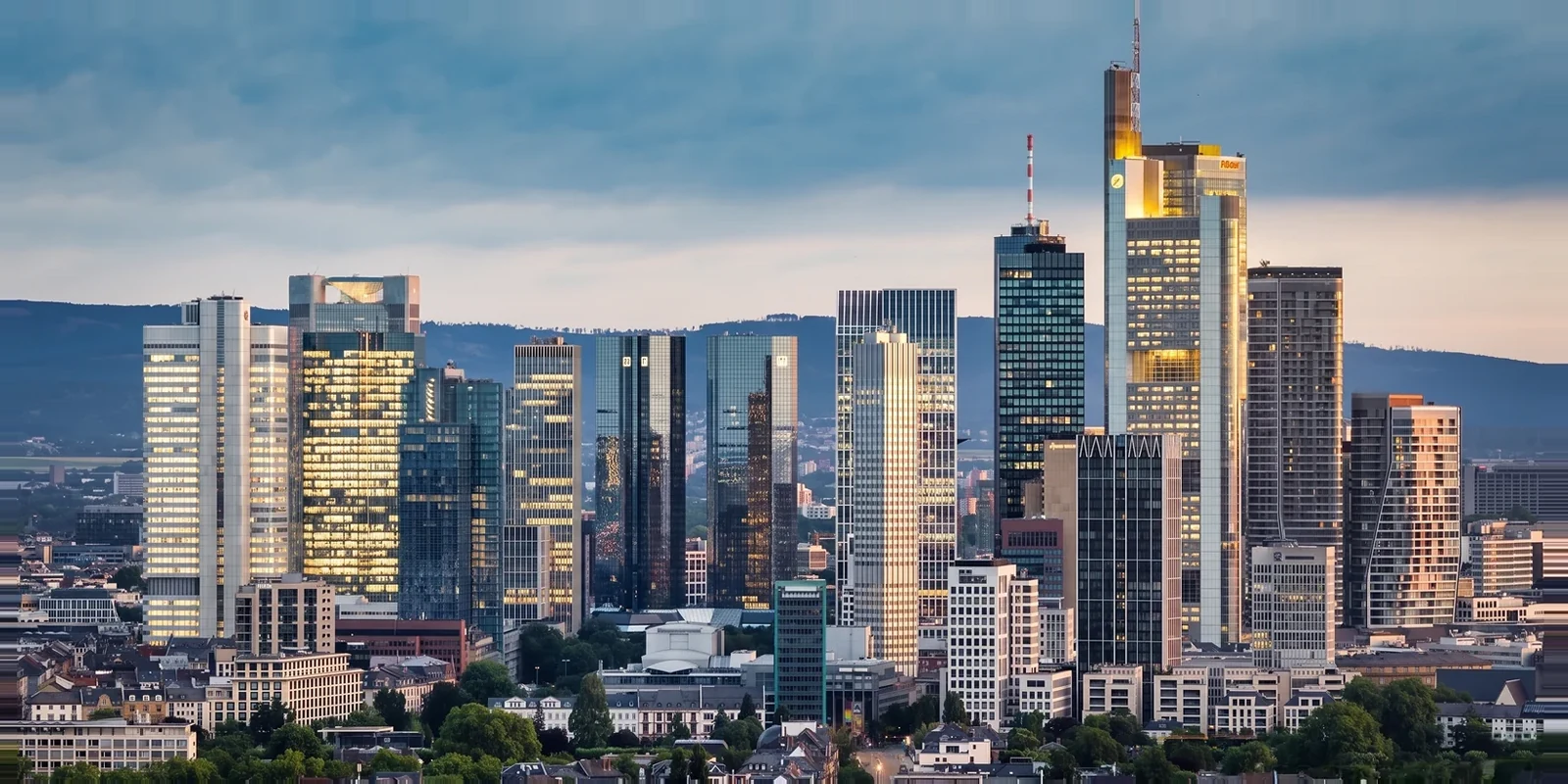 Die Frankfurter Skyline bei Nacht mit beleuchteten Bankentuermen